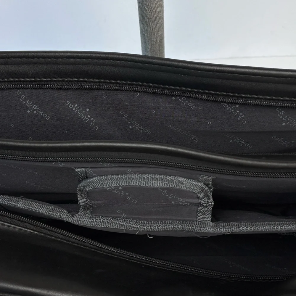 U.S. Luggage New York Black Messenger / Laptop Bag with Sleek Design Very Cool!